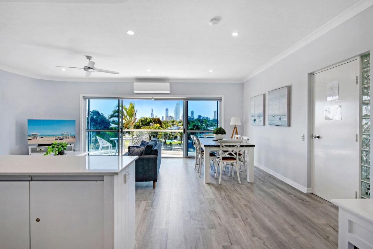 3br Broadbeach Lakefront Apartment *