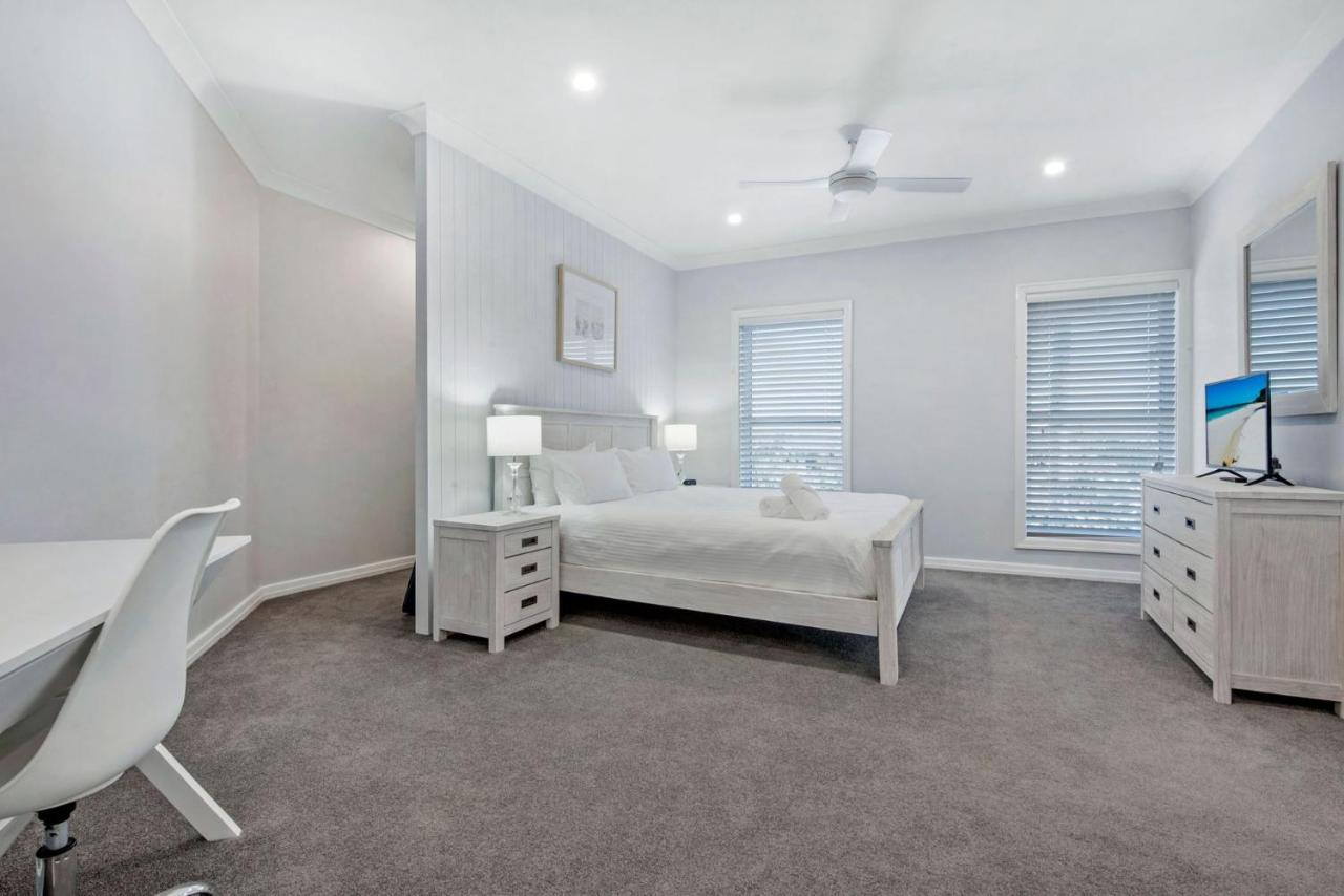 3br Broadbeach Lakefront Apartment Gold Coast