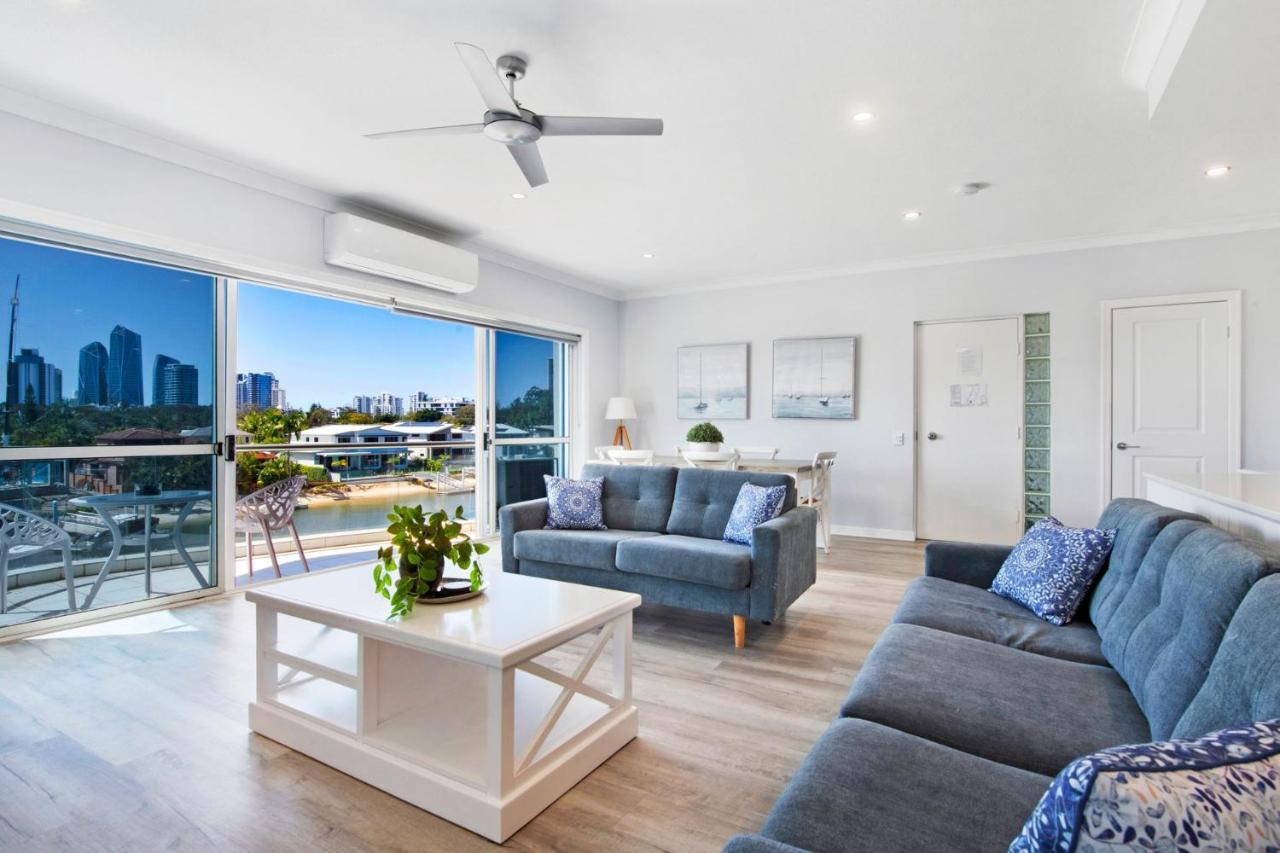 3br Broadbeach Lakefront *