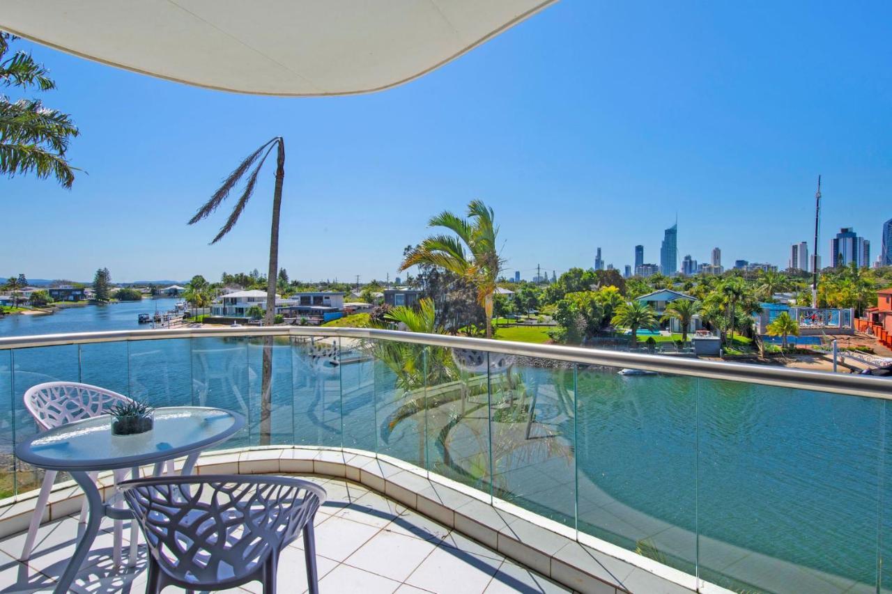 3br Broadbeach Lakefront Apartment