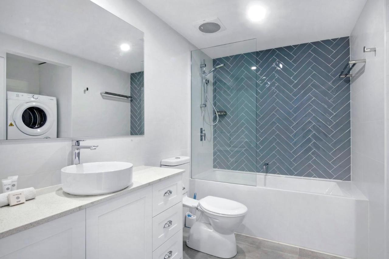 3br Broadbeach Lakefront Apartment *