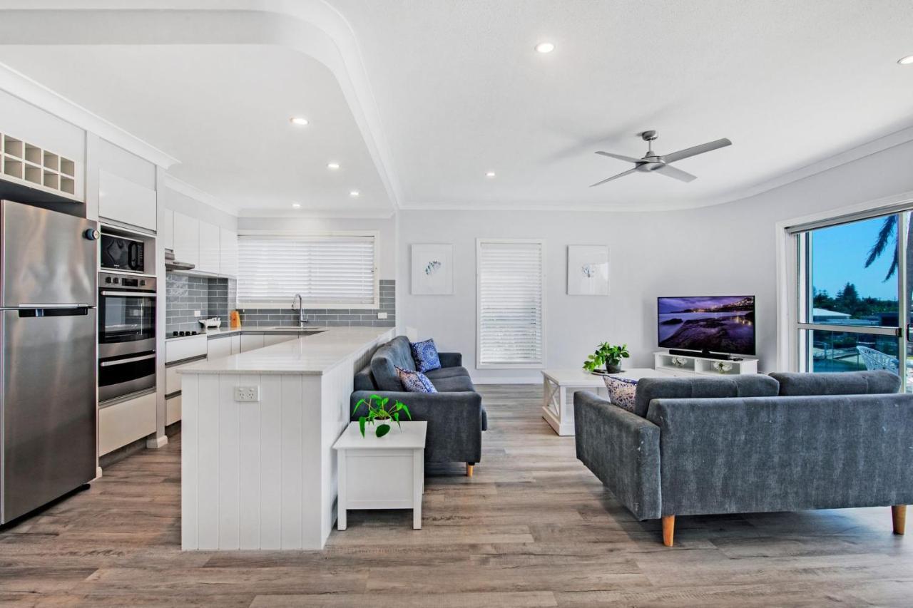 3br Broadbeach Lakefront *