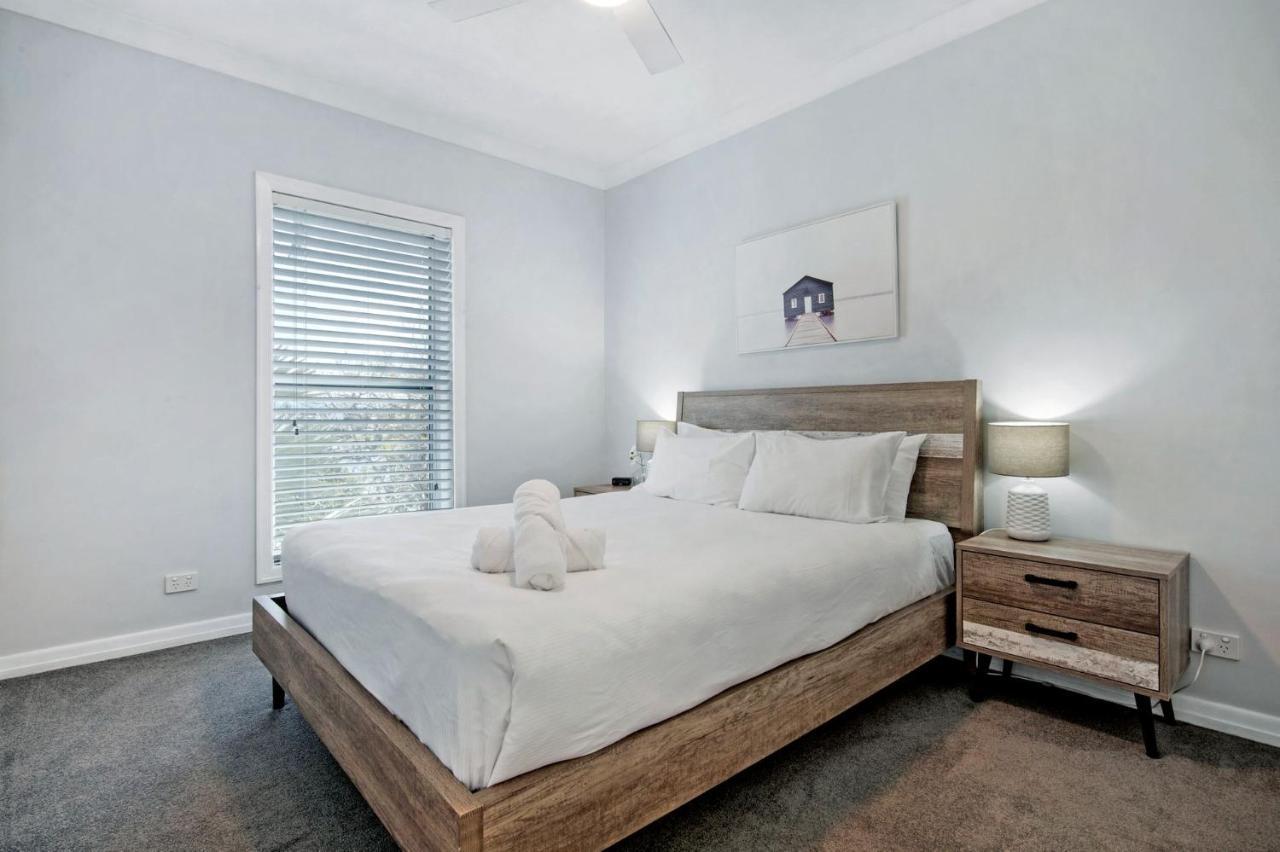 Apartment 3br Broadbeach Lakefront *